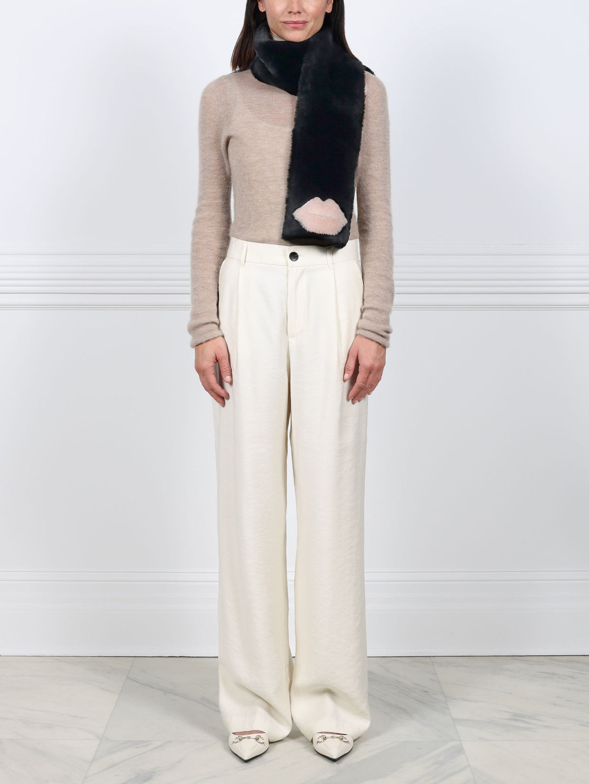The Kiss Merino Shearling Scarf – POLOGEORGIS display picture 2